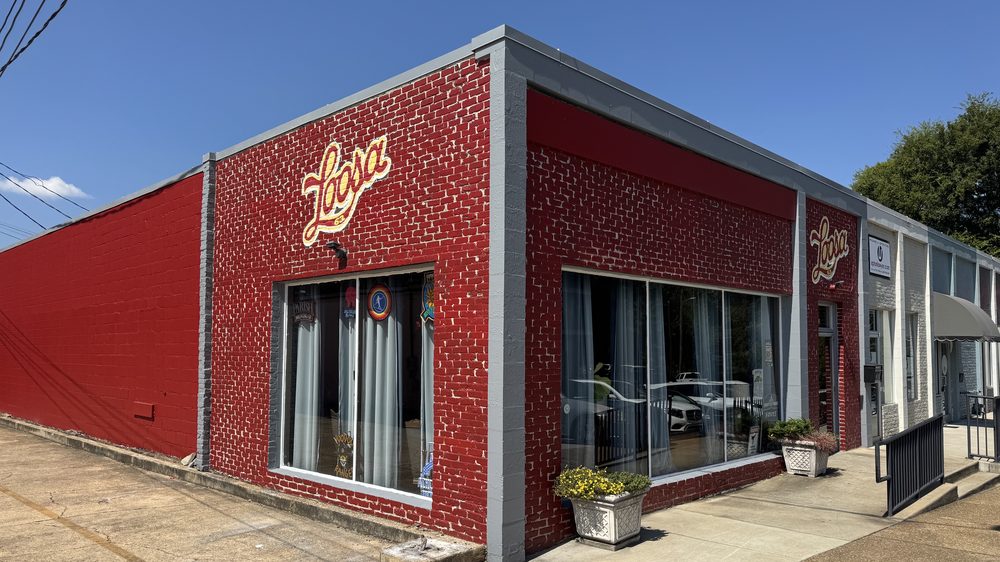 Loosa Brews on a clear day — the red brick corner storefront on 20th Avenue, the painted Loosa script above the front windows and planters by the door
